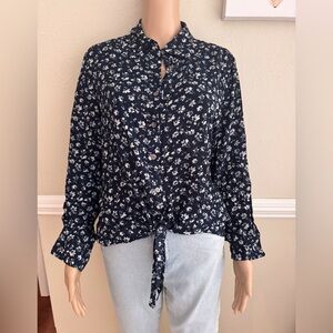 VINCE CAMUTO TOP IN MEDIUM NWOT